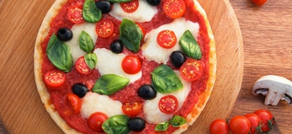 Pizza with burrata, ham and tomatoes