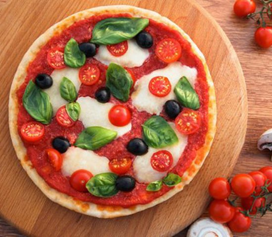 Pizza with burrata, ham and tomatoes